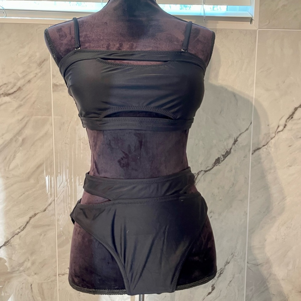 LIKE NEW Women’s 2 piece bikini black size L